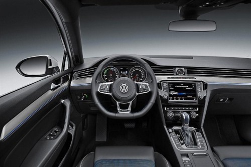 volkswagen-passat-gte-interiors-600x400_500x333